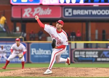 Seattle Mariners signed 6-foot-6 hurler to a minor-league contract