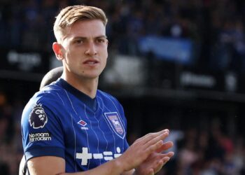 Everton could take new direction in striker hunt amid internal split over Liam Delap
